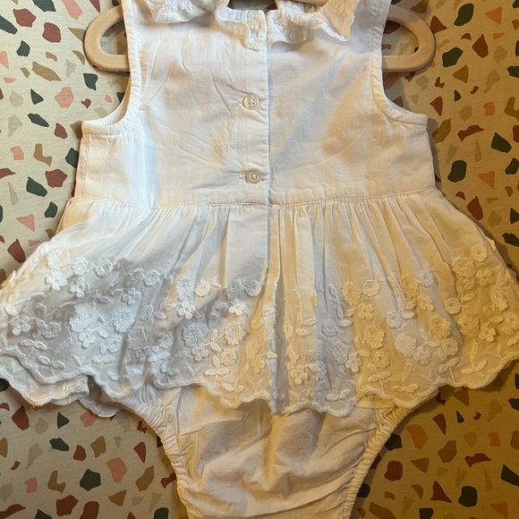 Baby gap romper - Picture 2 of 4